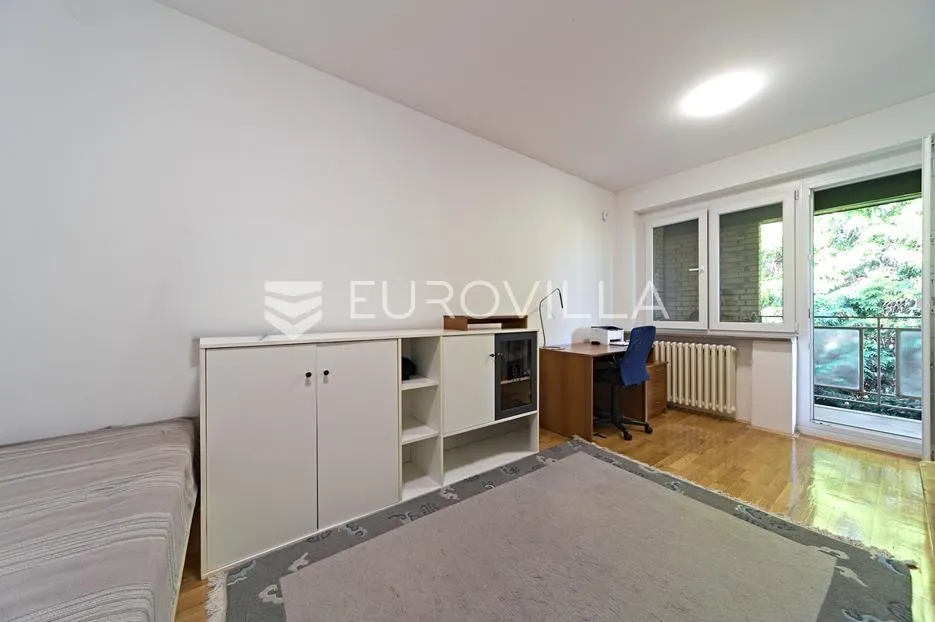 osijek, retfala, prodaja prostrane obiteljske kuće s garažom i uređenim dvorištem, površine 382 m² - slika 18