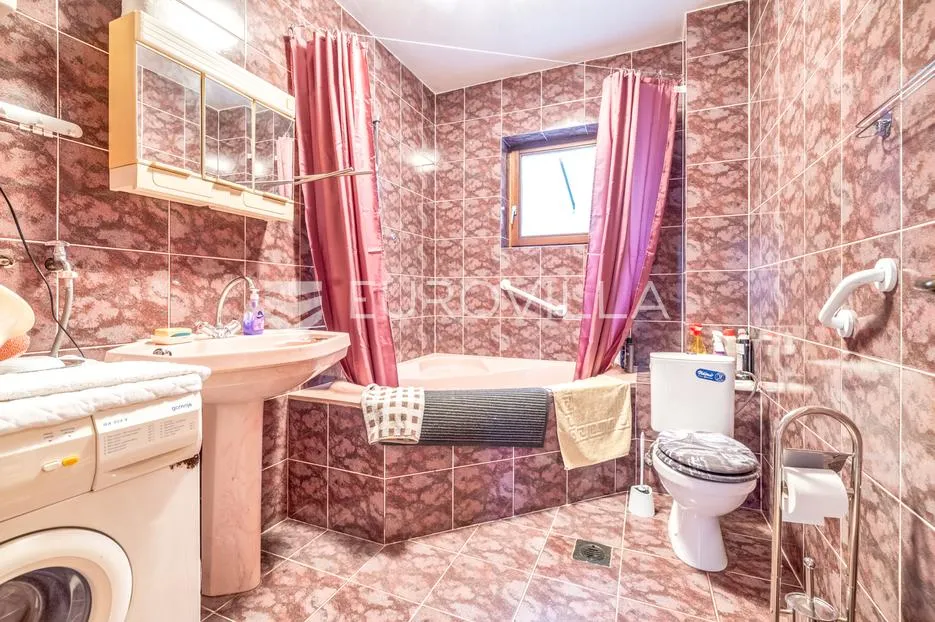zagreb, gornja dubrava, odlična kuća s tri stana i garažom, 400 m² - slika 8