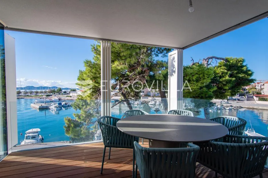 zadar, prvi red uz more — luksuzna dizajnerska vila s rooftop terasom - slika 4