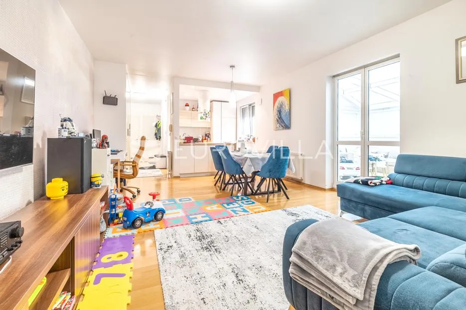 Zagreb, Medveščak, trosoban stan sa zimskim vrtom, terasom i garažom, 124 m² - Donji grad