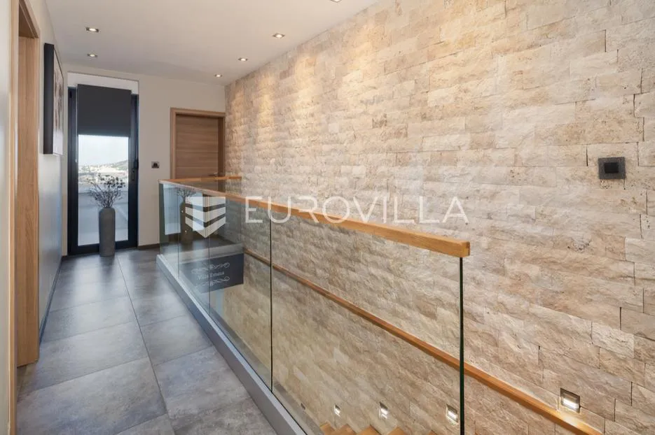 pag prekrasna villa sa pogledom na more 350 m² na 200 metara od mora - slika 46