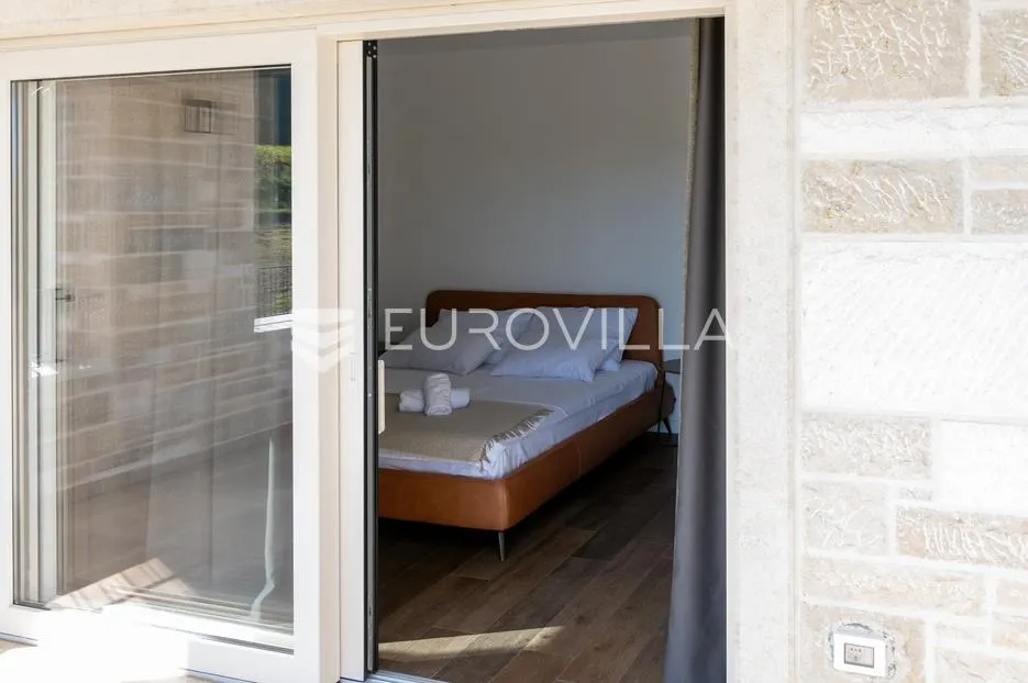 istra, momjan, moderna kamena vila - slika 38