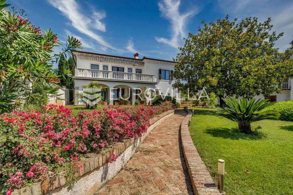 Istra, Umag - unikatna villa NKP 400 m2 na svega 30 m od mora