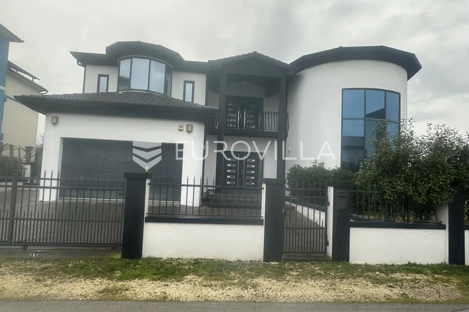 istra, pomer, prekrasna vila od 490 m2 u blizini marine s velikim vrtom i bazenom - slika 18