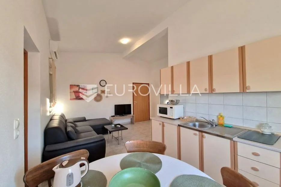 vir, dva apartmana na 1. katu s pogledom na more, 110m od plaže - slika 11