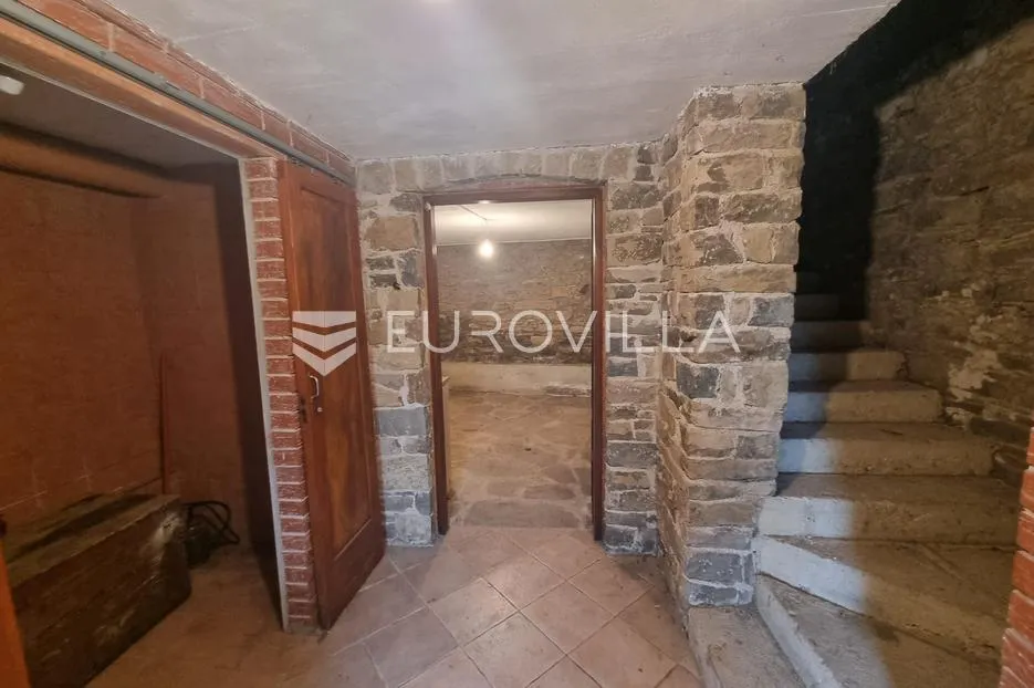 istra, grimalda, kamena kuća u nizu 90m2 s panoramskim pogledom na jezero i okolicu - slika 9