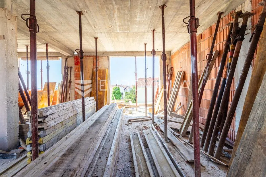 kaštel lukšić, trosoban penthouse s krovnom terasom i dva parkirna mjesta - slika 19