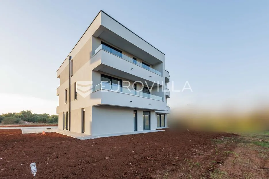 pula, valdebek - trosoban stan s vrtom u prizemlju - slika 3