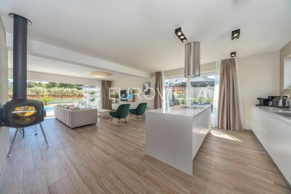 istra, poreč, luksuzna vila 244 m2 s bazenom i velikom uređenom okućnicom, pogled na more - slika 18
