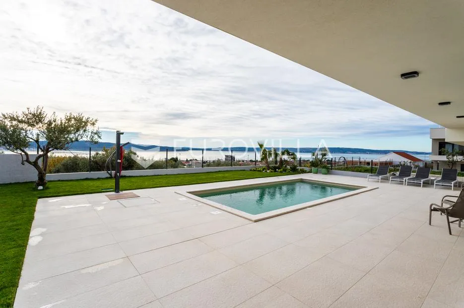 kaštel sućurac, novoizgrađena vila s bazenom i panoramskim pogledom na more - slika 27