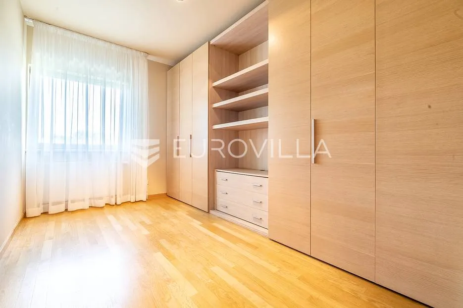 zagreb, pantovčak luksuzan četverosoban stan 230 m² s vrtom i parkingom - slika 8