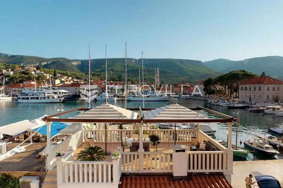 Jelsa, jedinstvena kuća na samoj rivi