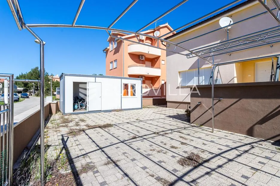 vodice, lijepa i prostrana kuća površine 256,38 m² - slika 23