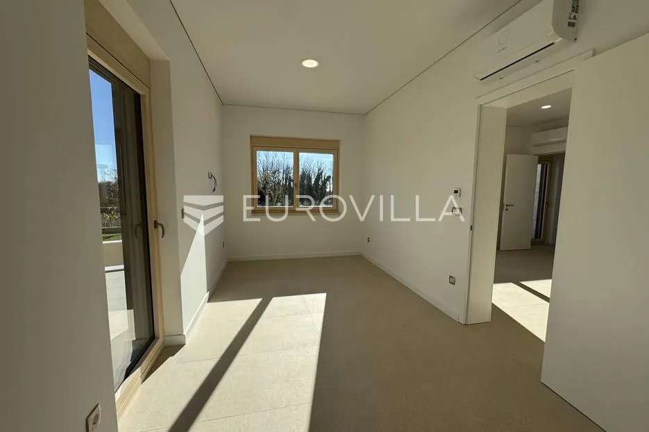 istra, majkusi, moderna prizemnica 160 m² s grijanim bazenom i uređenom okućnicom - slika 24