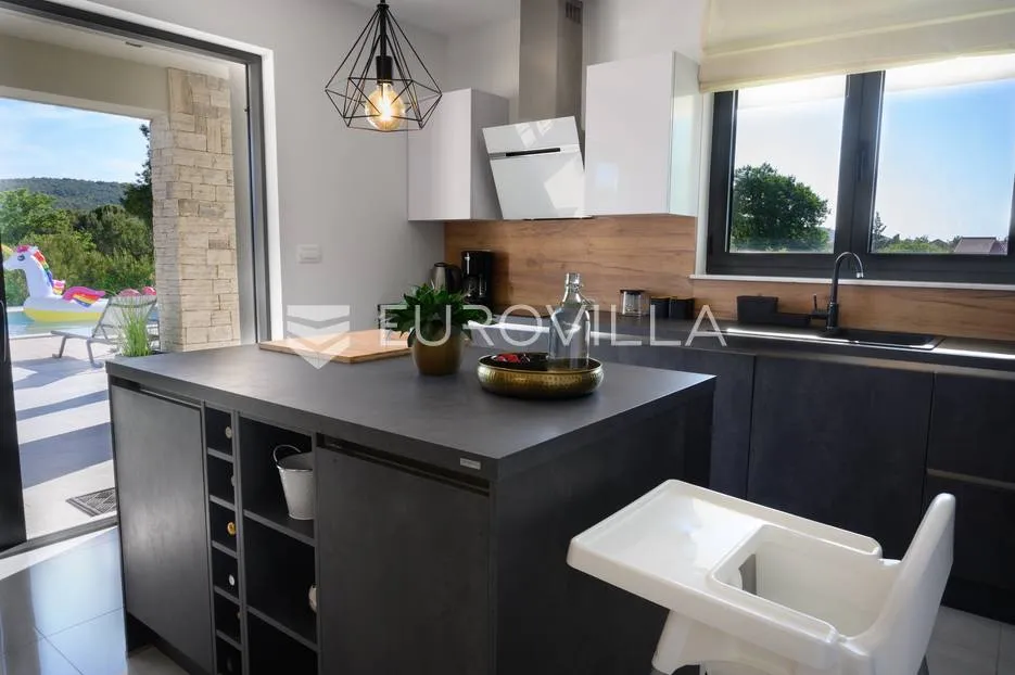 šibenik, prekrasna villa s bazenom i košarkaškim igralištem - slika 38