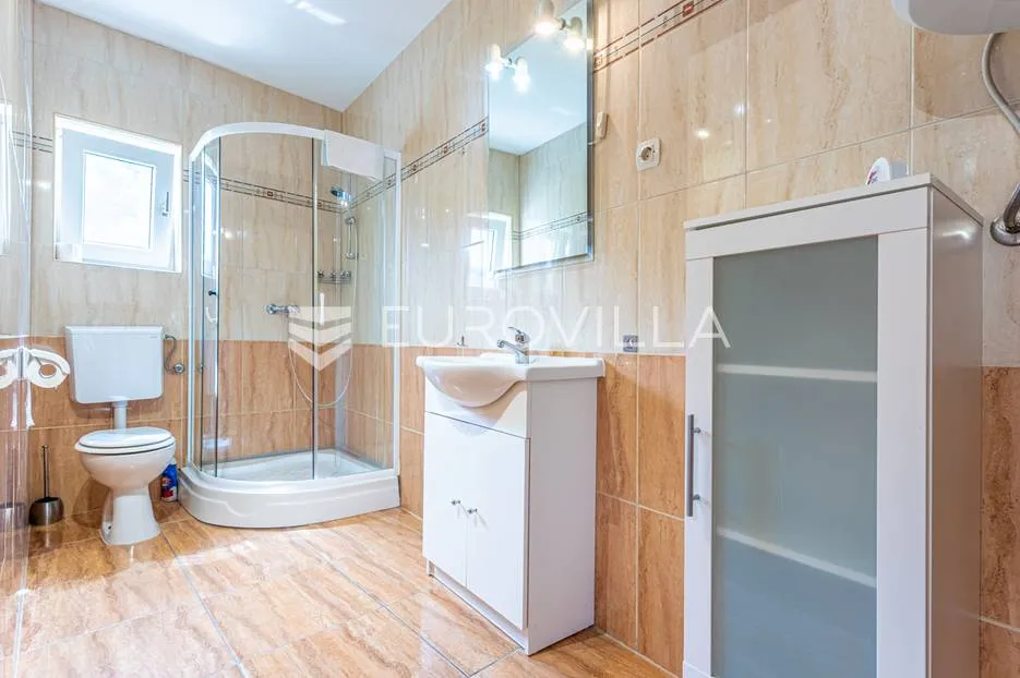 omiška rivijera- lokva rogoznica, apartmanska kuća s 8 stanova, udaljena 300 m od mora. - slika 9