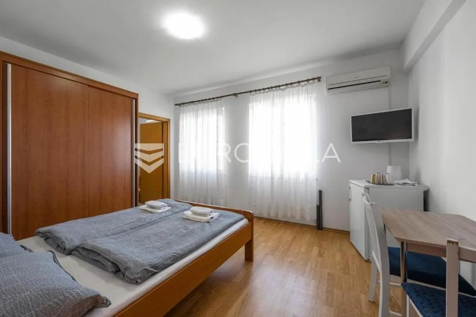 skradin, dubravice, kuća sa 7 apartmana i velikim bazenom, 760 m² - slika 32