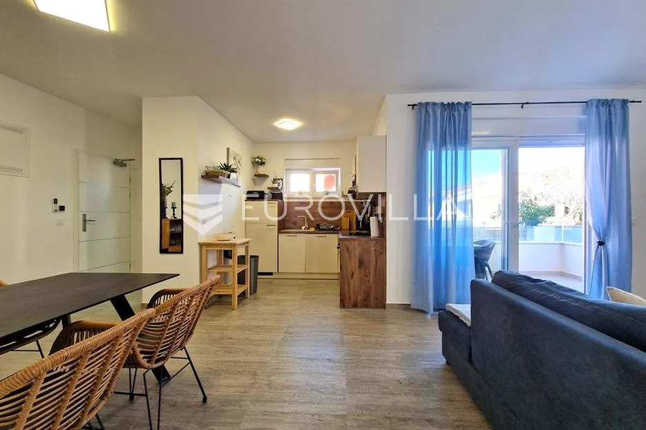 vir, prizemni apartman s 2 spavaće sobe, 40 m od mora, top lokacija - slika 3