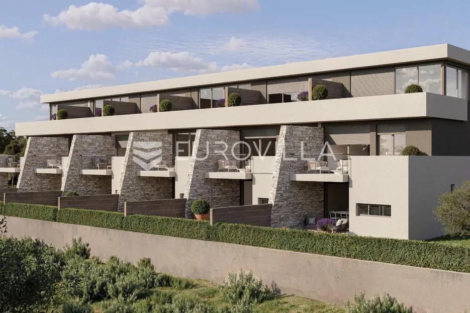 Umag, Zambratija: Moderna kuća u nizu s otvorenim pogledom na more, 200 m od obale