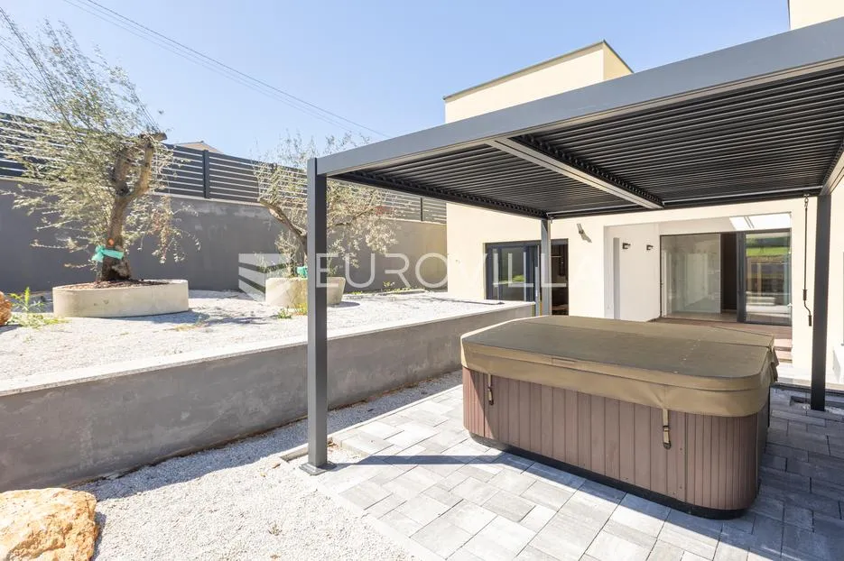 istra, poreč, suvremena kuća s privatnim vrtom, jacuzzijem i saunom - slika 8