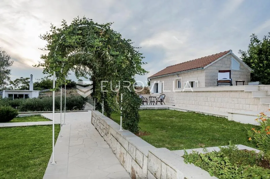 brač, donji humac, tri šarmantna objekta s bazenom na zemljištu od 1780 m² - slika 3