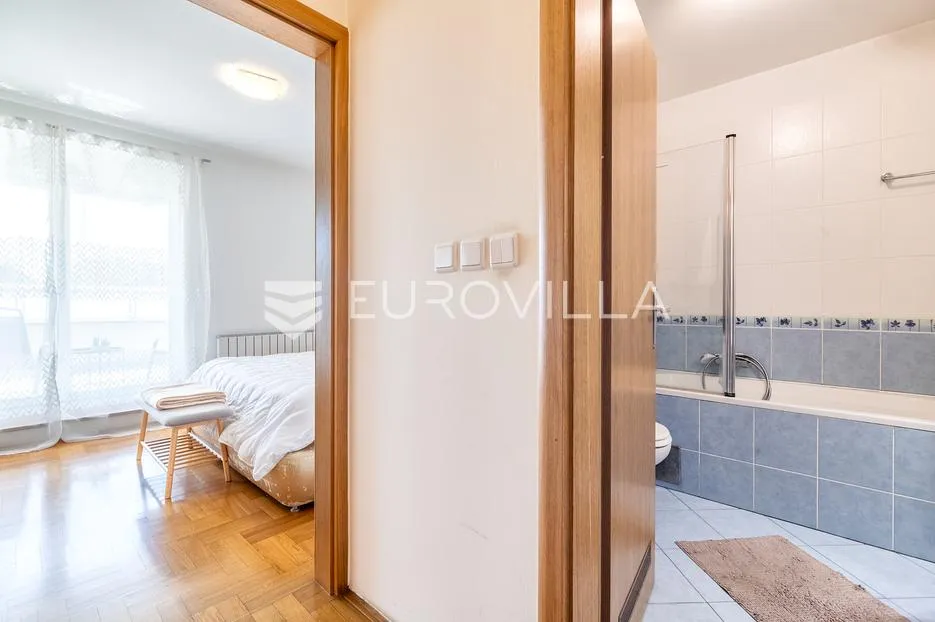 zagreb, maksimirsko naselje, prostran dvosoban stan s 2 garaže 101,5 m². - slika 8