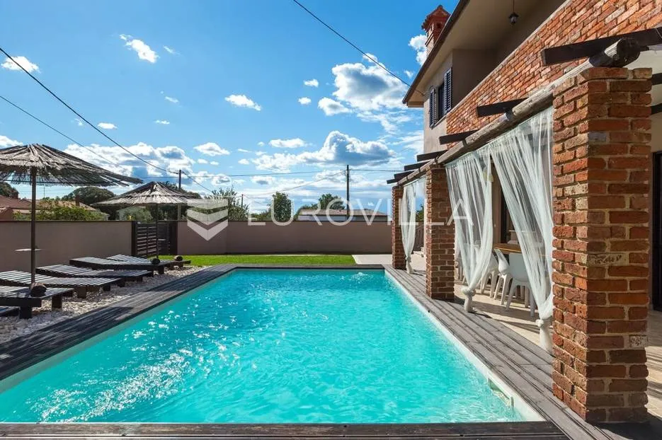 barban okolica, luksuzna vila 250 m² s sređenim vrtom, bazenom, hidromasažnom kadom i saunom - slika 7