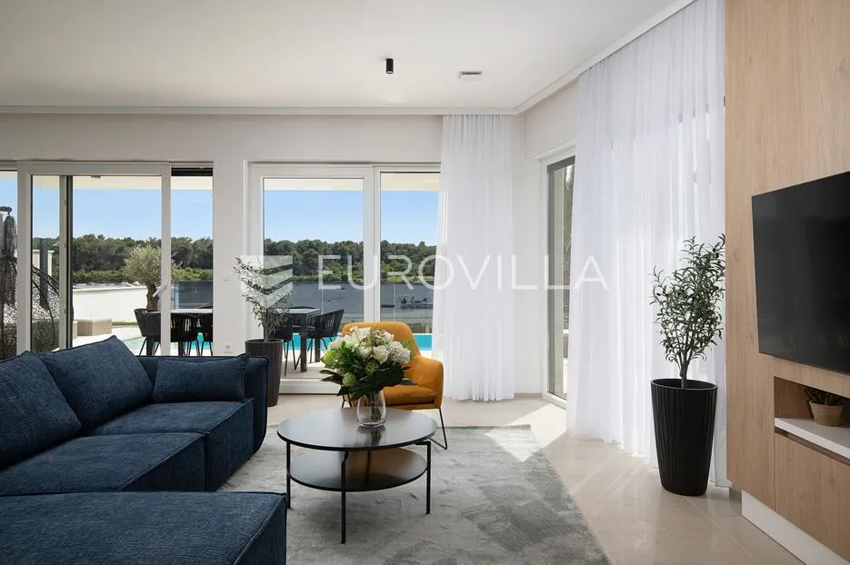 medulin, prekrasna villa od 350 m2, svega 6 m od mora s očaravajućim pogledom - slika 46