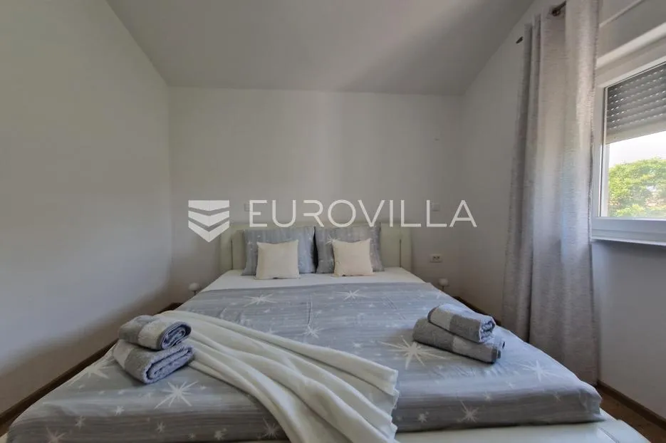 vir, elegantan trosoban apartman u centru vira, 600 m od plaže - slika 14