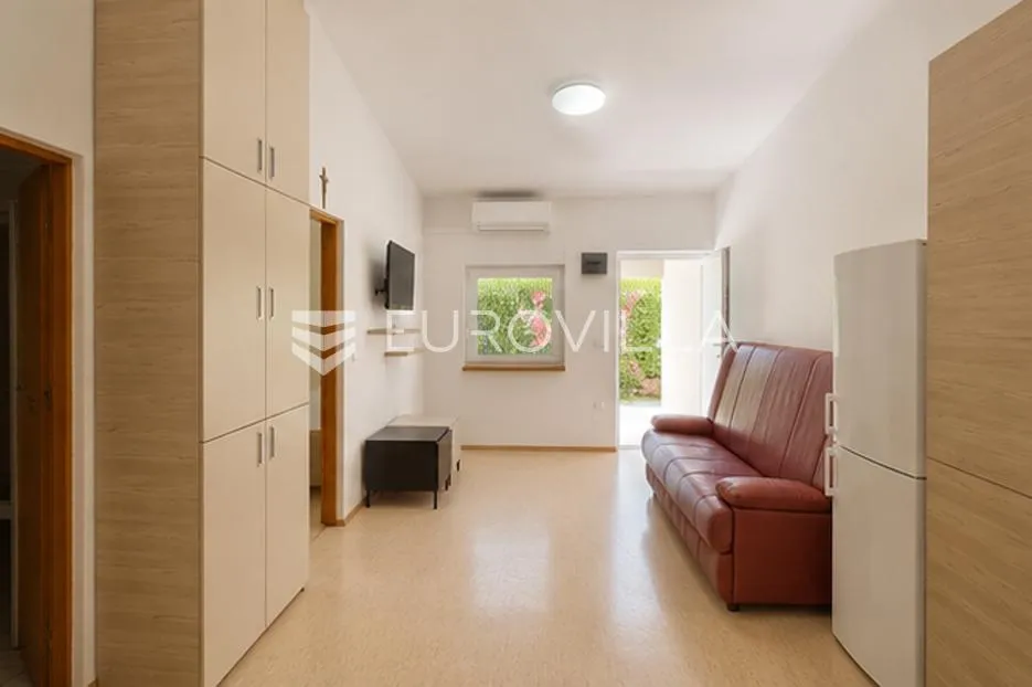 vir, kuća s dva apartmana, 6 spavaćih soba i velikim privatnim dvorištem - slika 22