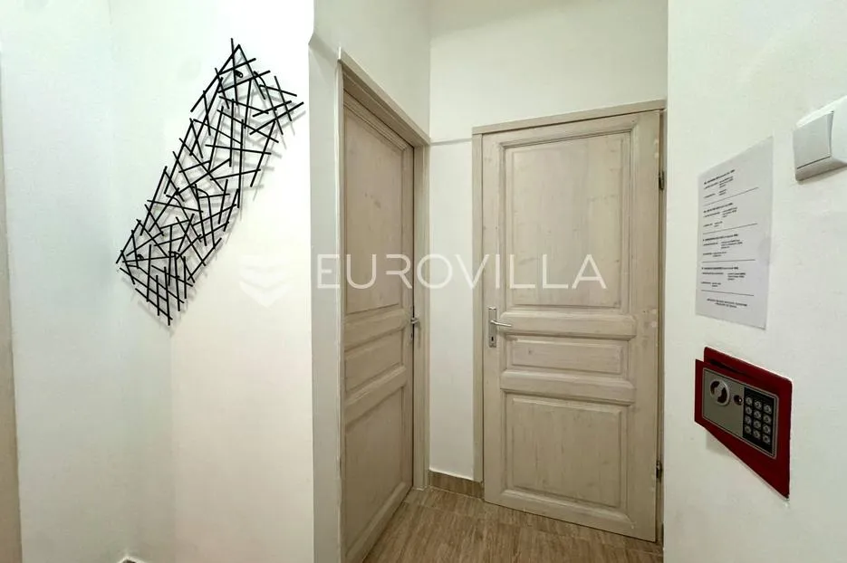 istra, pula, kompletno renovirani prostrani stan u centru grada - slika 14