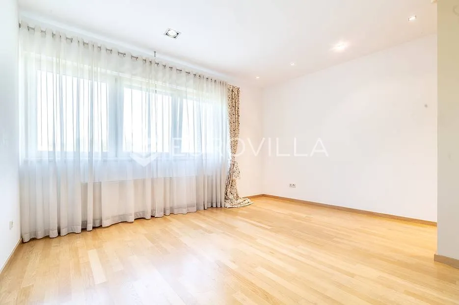 zagreb, pantovčak luksuzan četverosoban stan 230 m² s vrtom i parkingom - slika 6