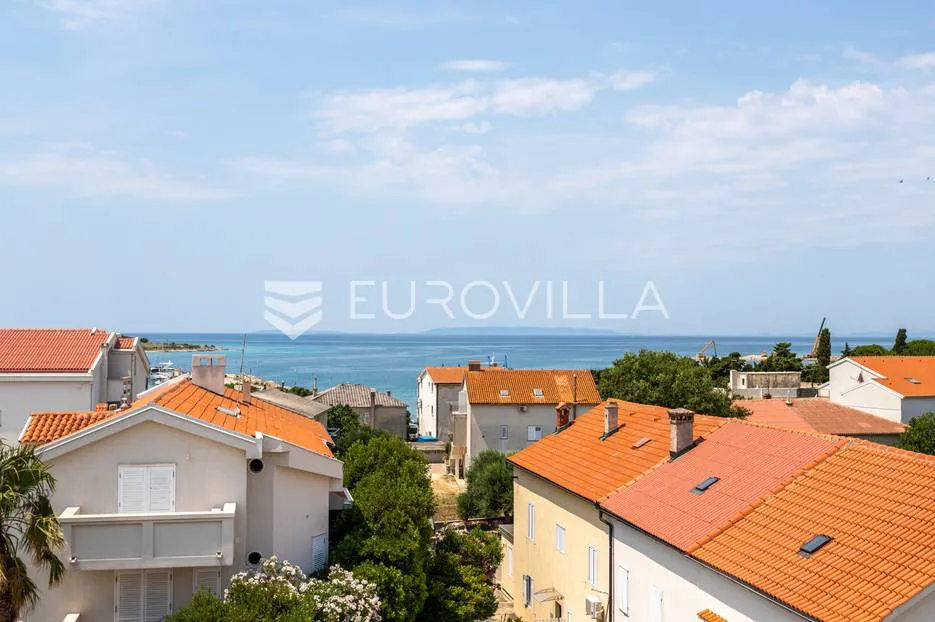 Novalja, kuća s 10 apartmana blizu centra s pogledom na more