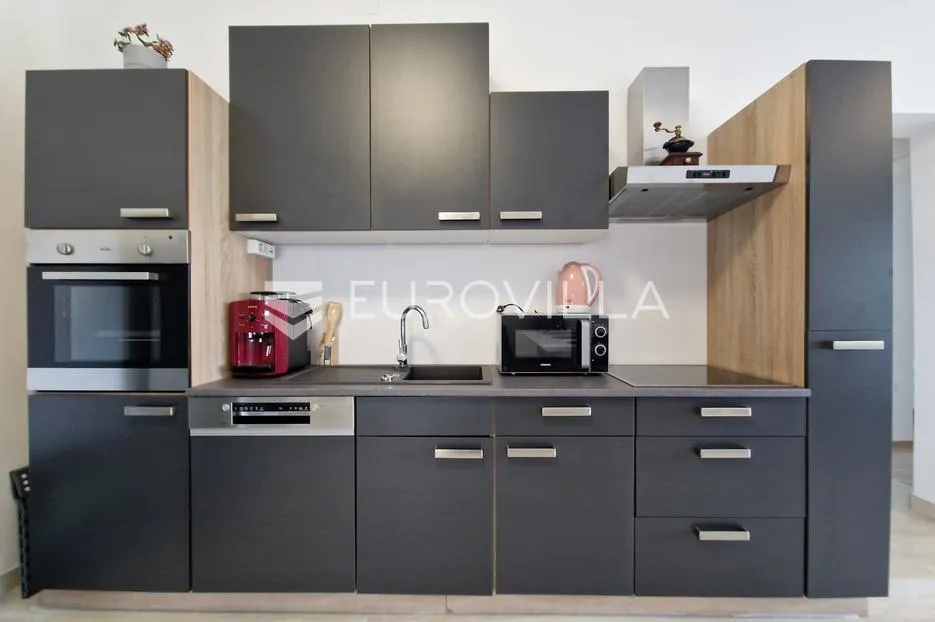 vir, elegantan trosoban apartman u centru vira, 600 m od plaže - slika 3