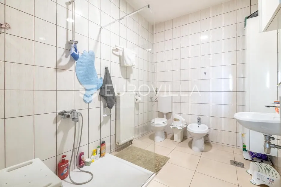 zagreb, gornja dubrava, lijepa prostrana kuća s dva stana i 3 gpm, 350 m2 - slika 6