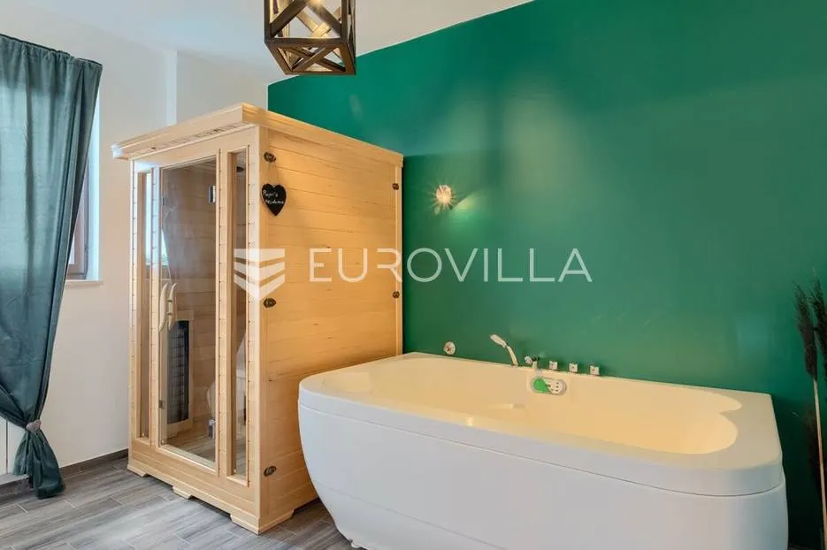 barban okolica, luksuzna vila 250 m² s sređenim vrtom, bazenom, hidromasažnom kadom i saunom - slika 21