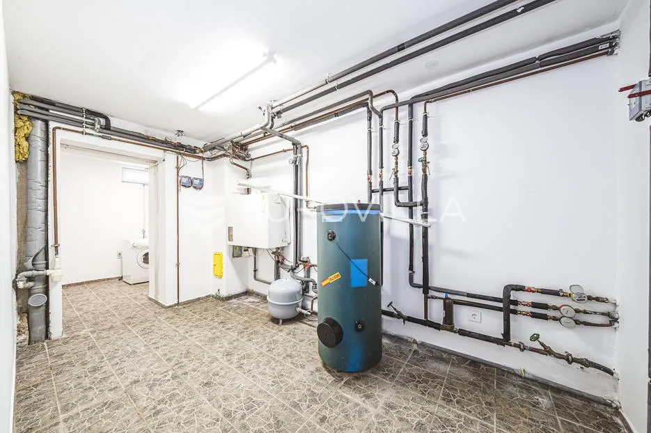 zagreb, gračani, prekrasan troetažan šeterosoban stan s vrtom 278,66 m² - slika 21