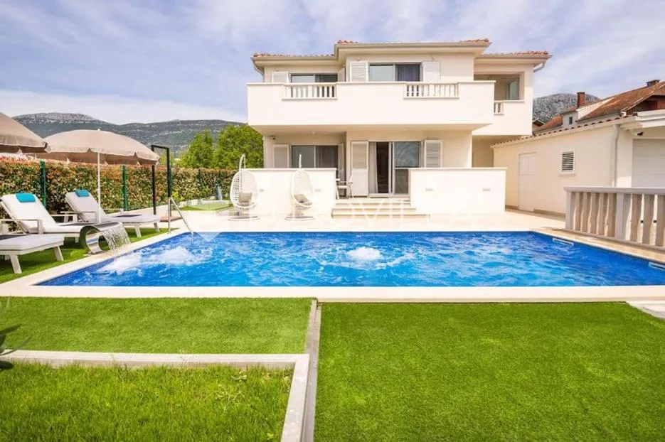 Kaštel Kambelovac, prekrasna vila s bazenom, treći red od mora - Kaštel Kambelovac, Kaštela