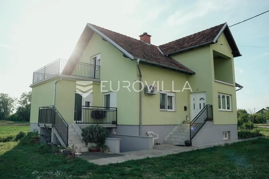 Nuštar, prostrana obiteljska kuća 280 m², na zemljištu od 5684 m²