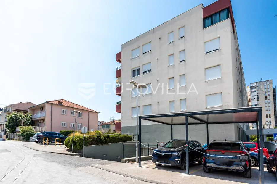 split, kman, namješten trosoban stan s dva natkrivena parking mjesta - slika 20