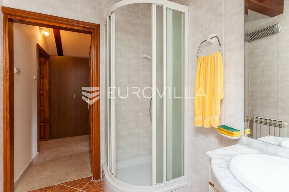 zagreb mikulići samostojeća kuća 300m2 na parceli 520m2 - slika 9