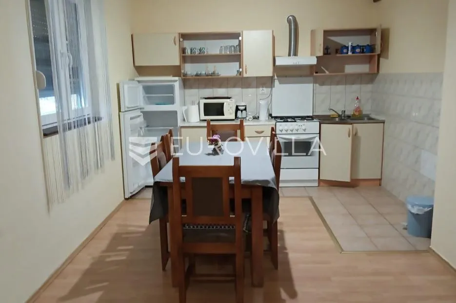 rakovica, kuća 220 m², 3 odvojena stana - slika 2