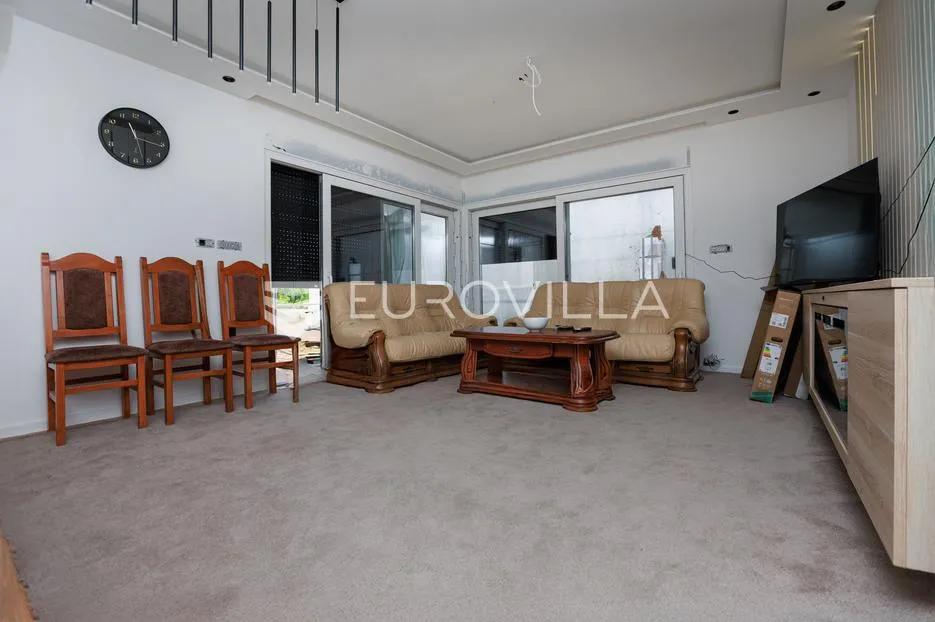 njivice, otok krk, dvoetažni stan u novogradnji s bazenom površine 104.45 m² - slika 5