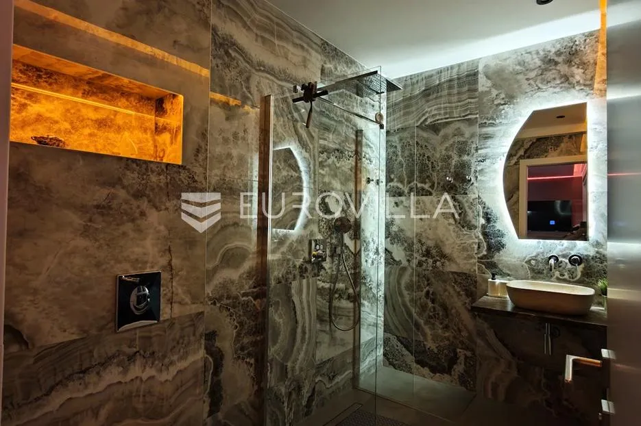 trogir, čiovo, dizajnerski uređen dvosoban stan s krovnom terasom garaža, jacuzzi - slika 16