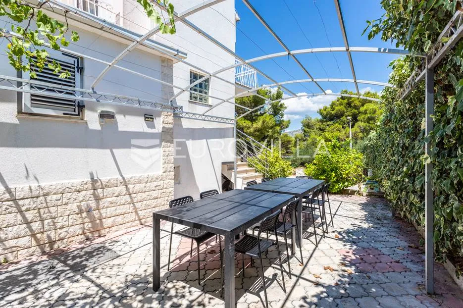čiovo, okrug donji, apartmanska vila s bazenom - slika 9