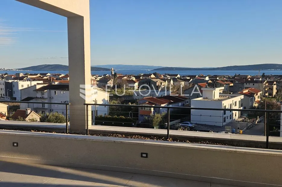 kaštela, penthouse od 102 m² treći kat s garažom povezan liftom - slika 13