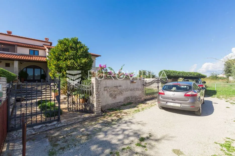 pula, veli vrh, vila s 4 odvojena apartmana, bazenom i velikom okućnicom - slika 2