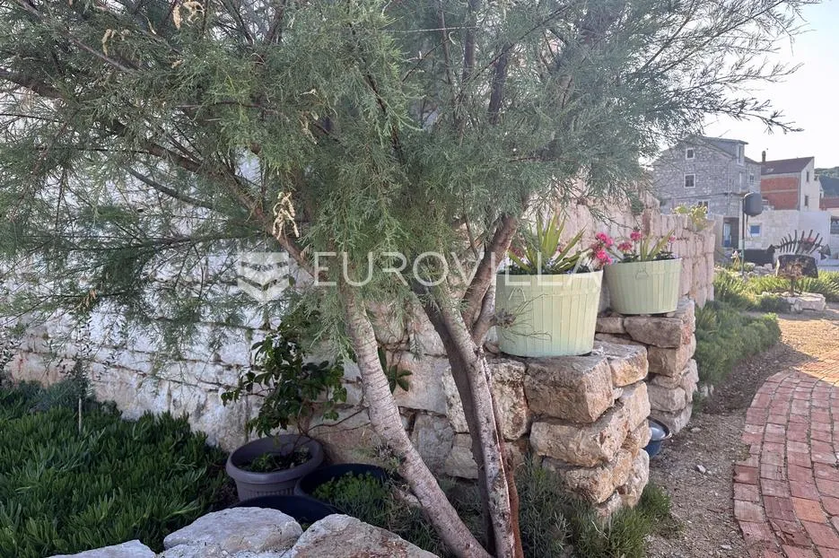 prvić luka, djelomično renovirana kamena kuća, prvi red do mora, 298 m² - slika 24