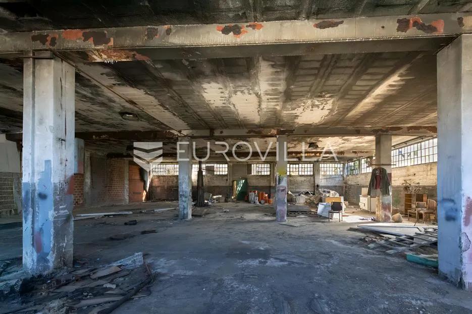 industrijski kompleks s više hala na atraktivnoj lokaciji, ukupna površina: 3452 m - slika 15