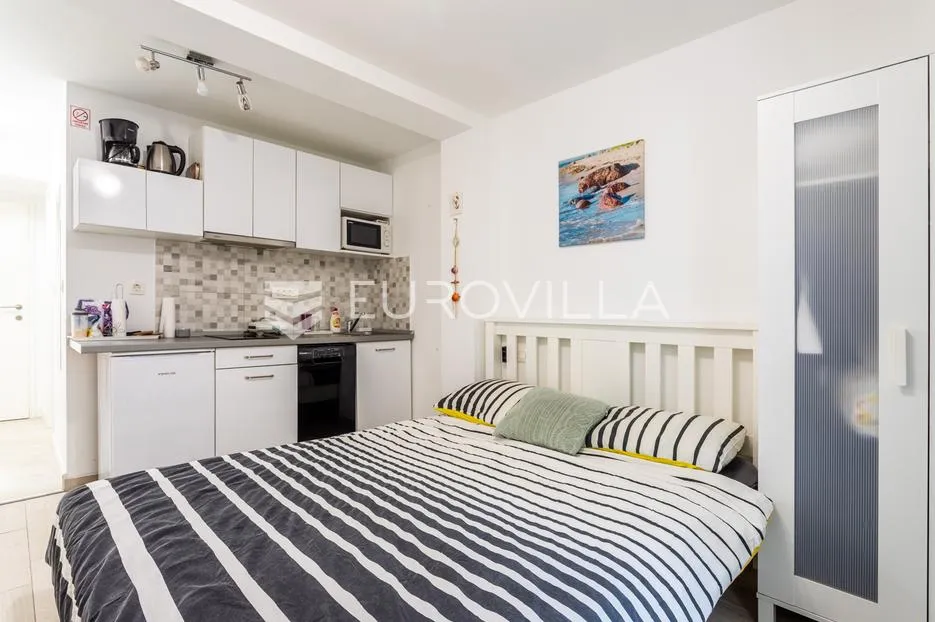 split, bol, dva namještena studio apartmana u centru grada - slika 21